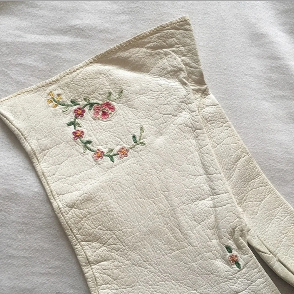Vintage White Leather Gloves w Embroidered Flowers